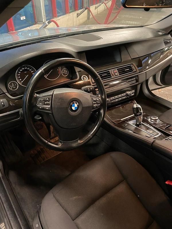 Gebraucht BMW 530 245 PS (180 kW) 2011 Silber Kombi