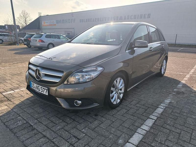 Gebraucht Mercedes B180 Edition 1 109 PS (80 kW) 2012 Braun Van / Kleinbus