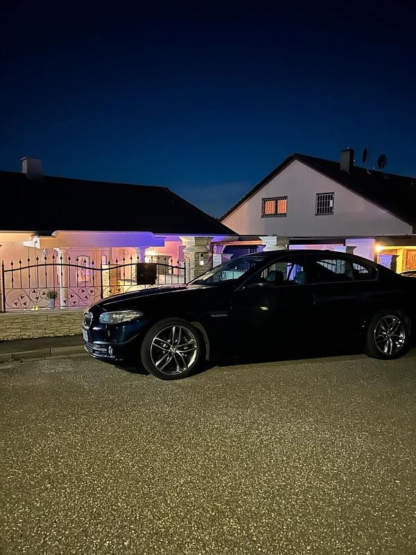Blau Gebraucht 2014 BMW 530 Comfort Edition Limousine | 11.799 € (Guter Preis) - Bild 1/4