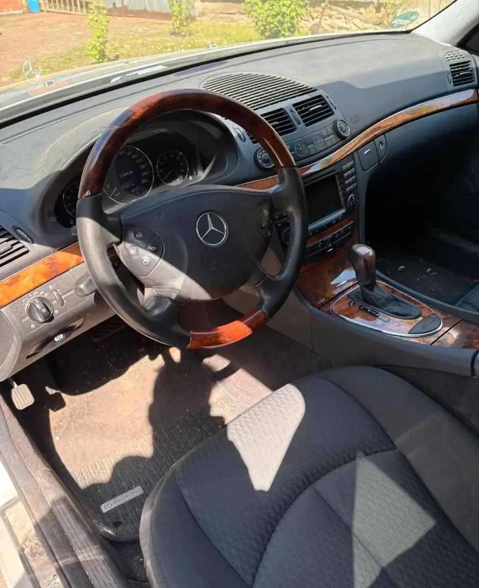 Gebraucht Mercedes E240 177 PS (130 kW) 2004 Silber Limousine