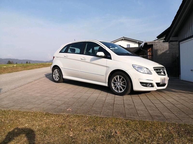Gebraucht Mercedes B180 116 PS (85 kW) 2011 Weiß Van / Kleinbus