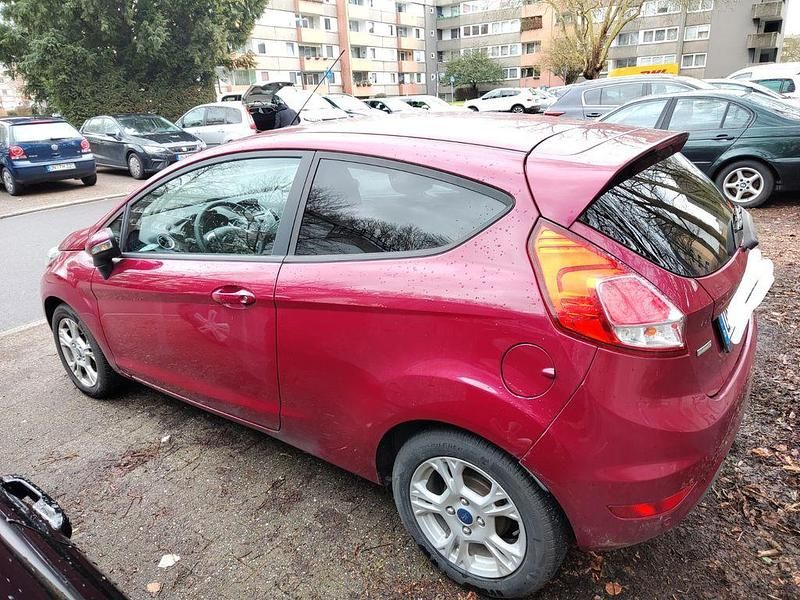 Gebraucht Ford Fiesta Trend 101 PS (74 kW) 2014 Rot Kleinwagen