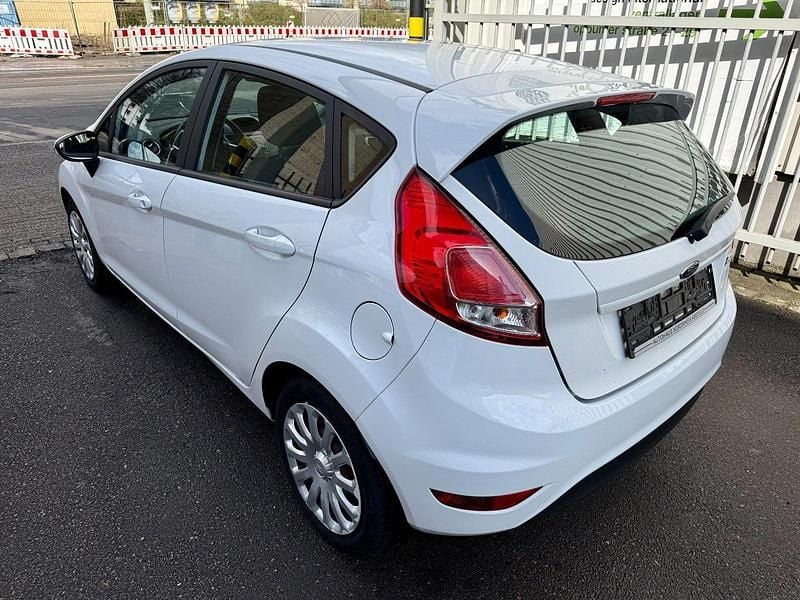 Gebraucht Ford Fiesta Trend 65 PS (47 kW) 2015 Weiß Kleinwagen