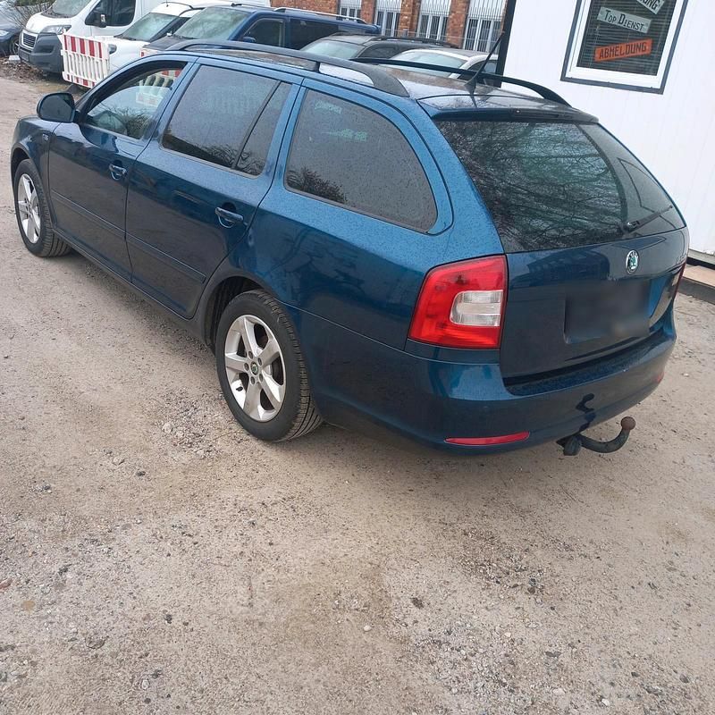 Gebraucht Skoda Octavia 105 PS (77 kW) 2011 Blau Kombi