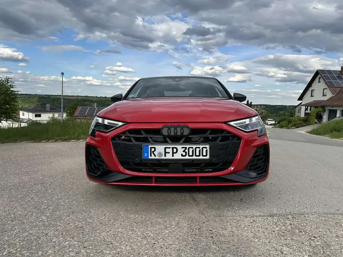 Gebraucht Audi S3 Ambiente 333 PS (244 kW) 2024 Rot Limousine