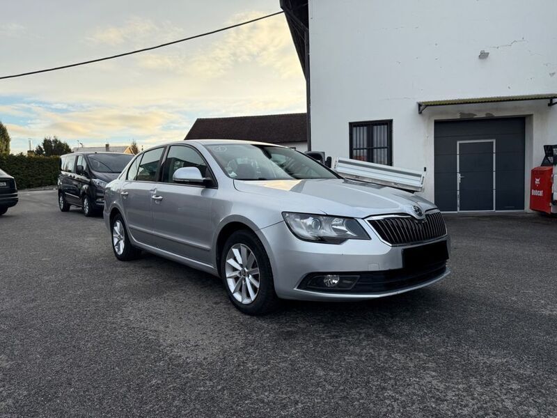 Gebraucht Skoda Superb Active 140 PS (102 kW) 2013 Silber Limousine