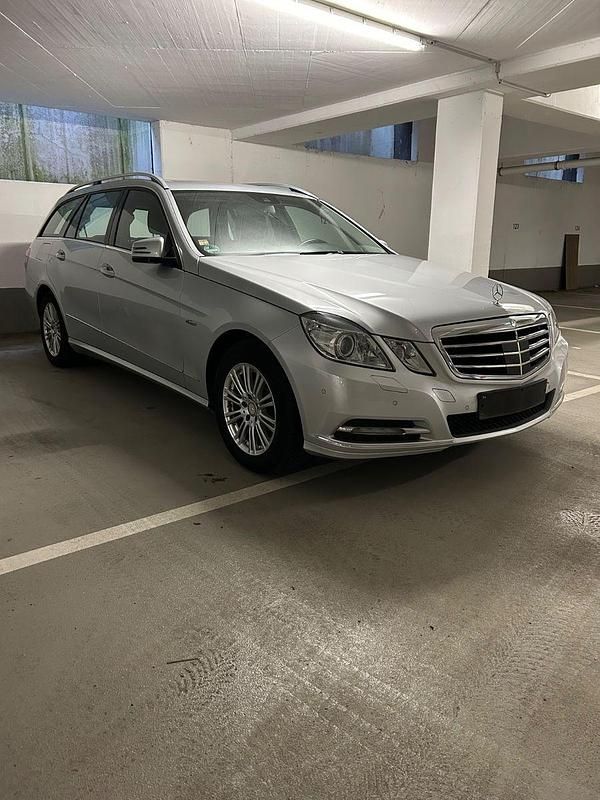 Gebraucht Mercedes E200 Elegance 136 PS (100 kW) 2011 Silber Kombi