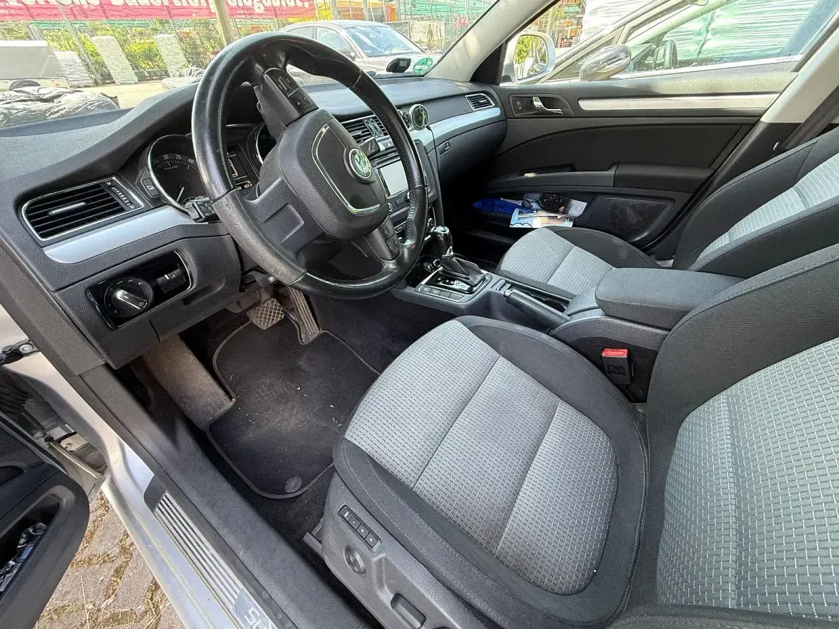 Gebraucht Skoda Superb Elegance 140 PS (102 kW) 2012 Silber Kombi