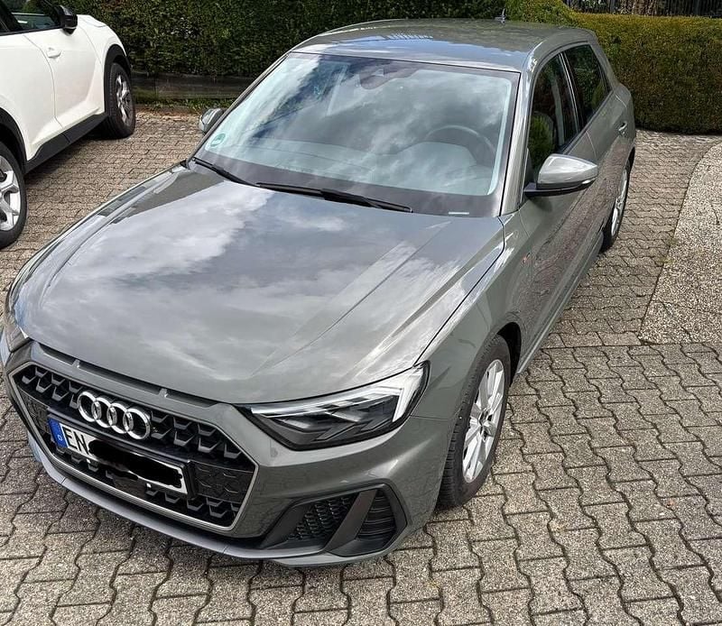 Grau Gebraucht 2023 Audi A1 Sportback Advanced Kleinwagen | 21.495 € (Guter Preis) - Bild 1/4