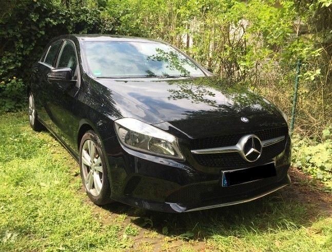 Schwarz Gebraucht 2016 Mercedes A180 Edition Limousine | 14.800 € (Fairer Preis) - Bild 1/4