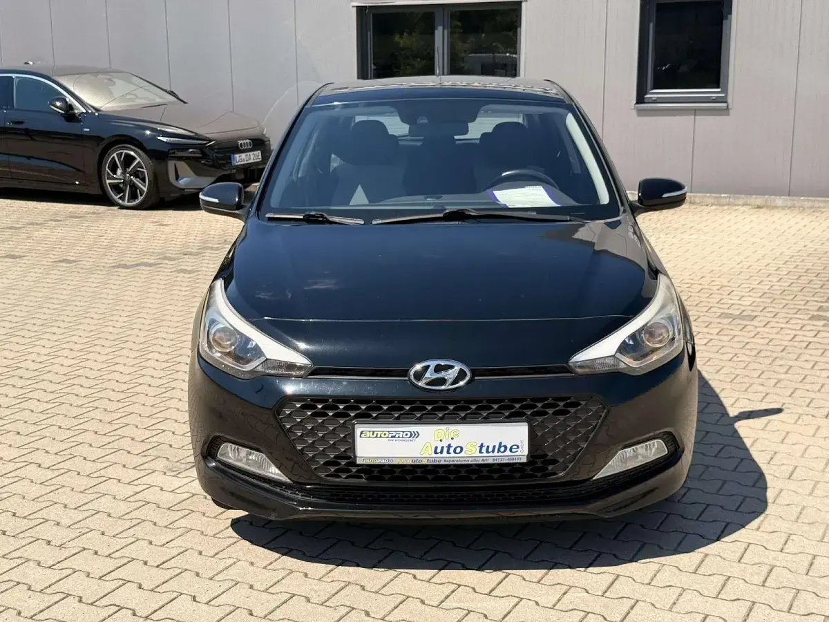 Gebraucht Hyundai i20 Trend 101 PS (74 kW) 2016 Phantom black. / mic Kleinwagen