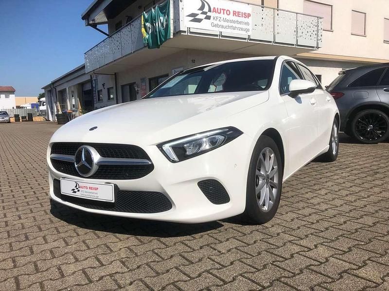 Weiß Gebraucht 2019 Mercedes A200 Limousine | 25.990 € (Etwas zu teuer) - Bild 1/4