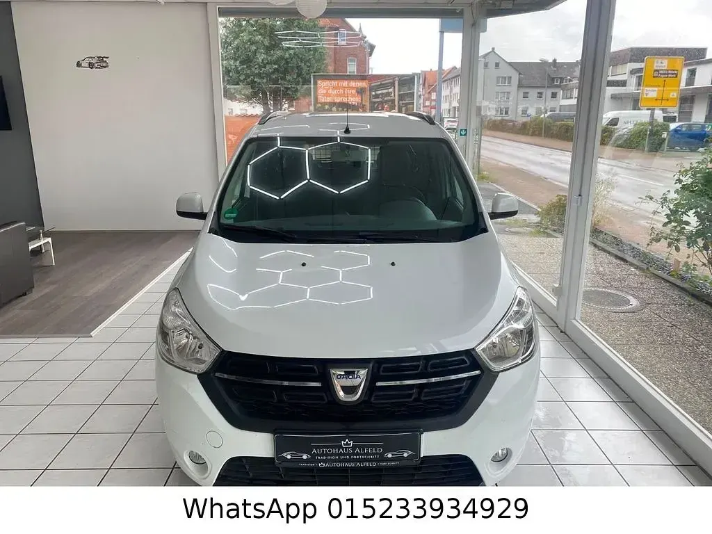 Gebraucht Dacia Lodgy Comfort 102 PS (75 kW) 2018 Weiß Van / Kleinbus