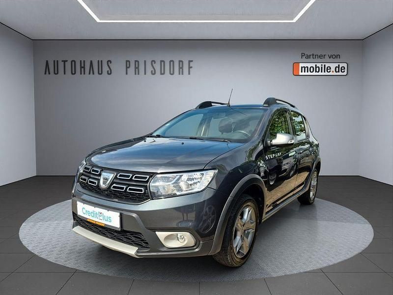 Grau Gebraucht 2017 Dacia Sandero Celebration Kleinwagen | 10.450 € (Fairer Preis) - Bild 1/4