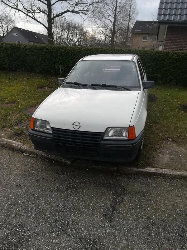 Weiß Gebraucht 1986 Opel Kadett Limousine | 2.700 € - Bild 1/4