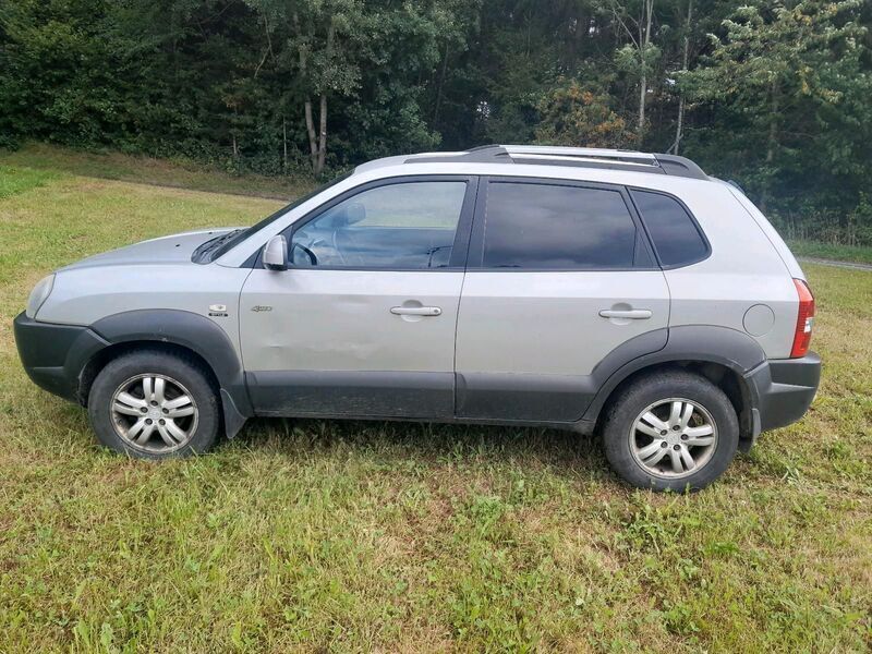 Grau Gebraucht 2006 Hyundai Tucson SUV | 1.800 € - Bild 1/4