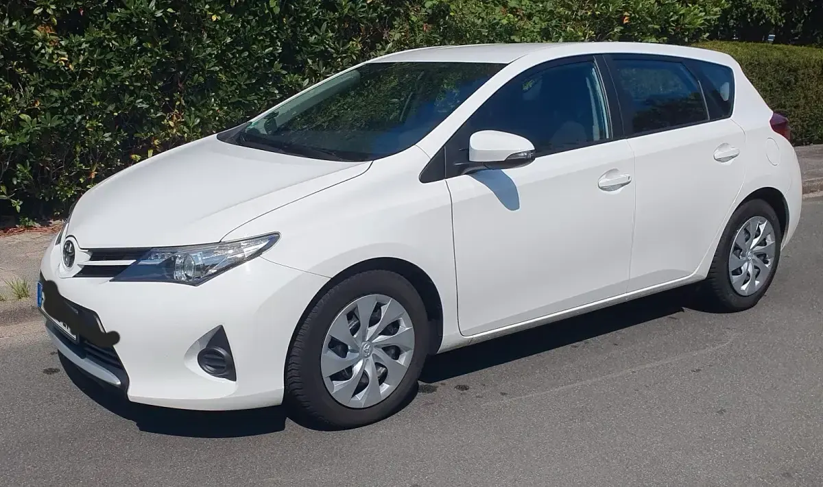 Gebraucht Toyota Auris 99 PS (72 kW) 2015 Weiß Limousine