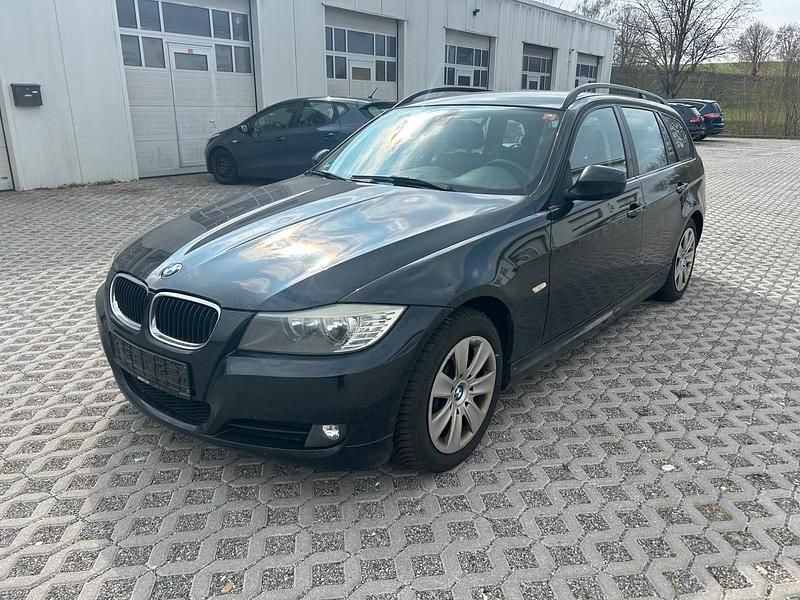 Gebraucht BMW 320 177 PS (130 kW) 2010 Schwarz Kombi