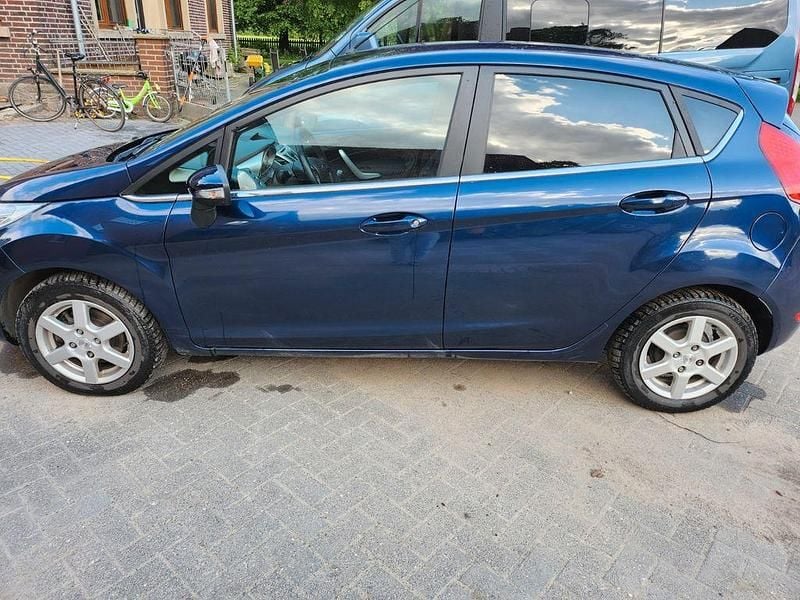 Blau Gebraucht 2011 Ford Fiesta Titanium Kleinwagen | 3.950 € (Guter Preis) - Bild 1/4