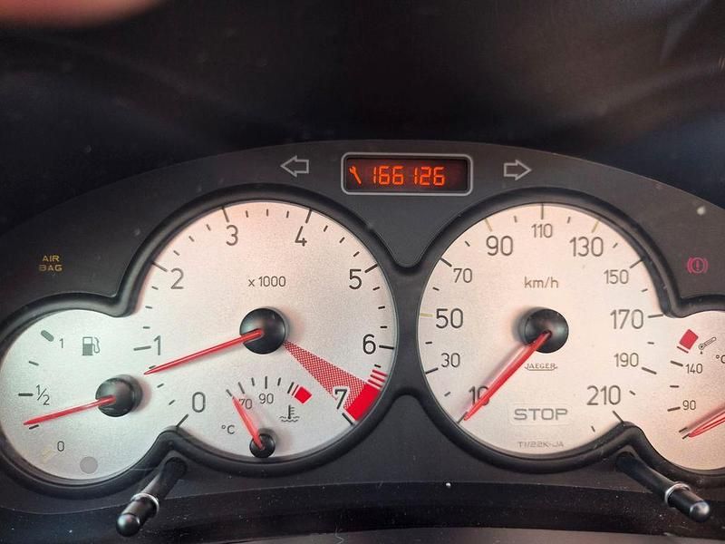 Gebraucht Peugeot 206 CC 109 PS (80 kW) 2002 Silber Cabrio