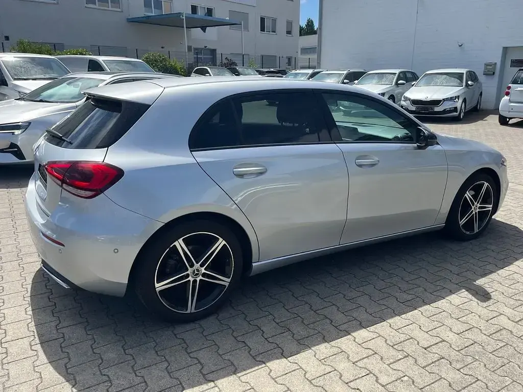 Gebraucht Mercedes A180 116 PS (85 kW) 2019 Silber Limousine