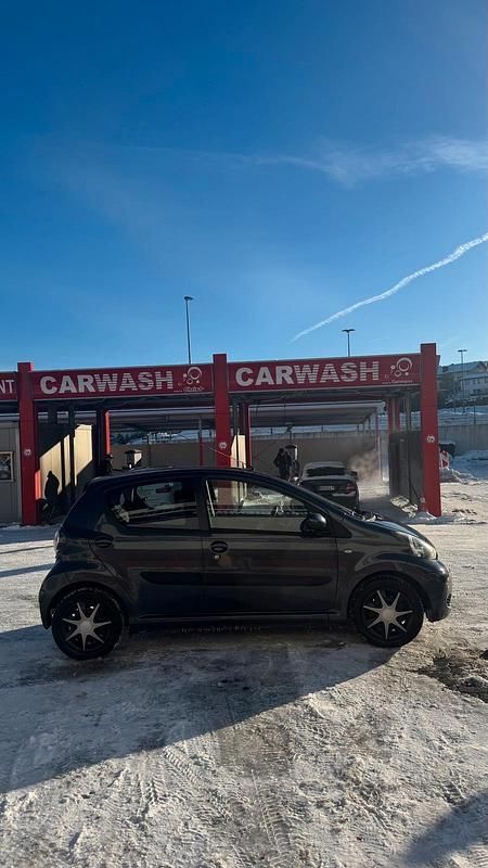 Gebraucht Toyota Aygo 68 PS (50 kW) 2010 Grau Kleinwagen