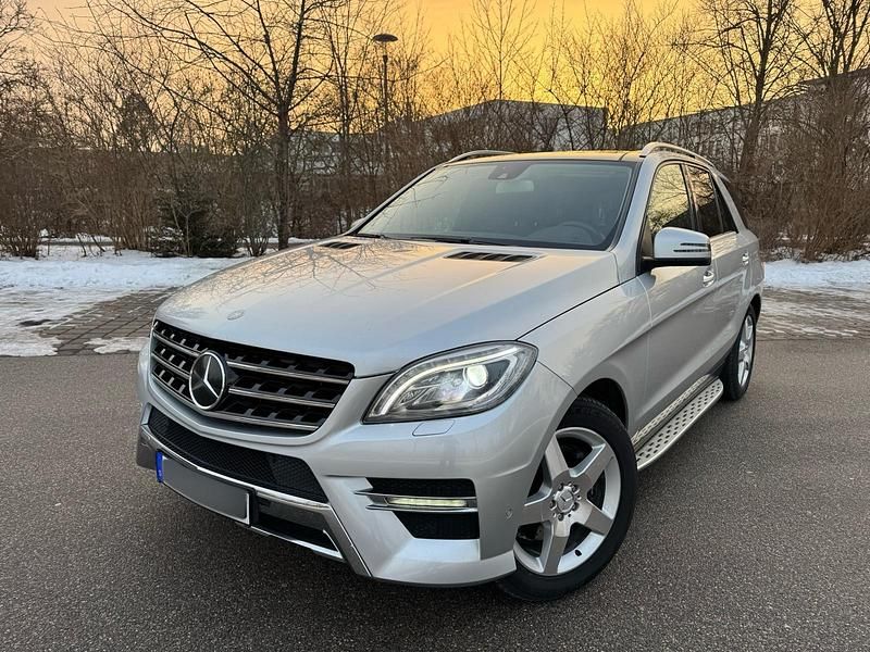 Silber Gebraucht 2012 Mercedes ML350 AMG line SUV | 20.799 € (Fairer Preis) - Bild 1/4