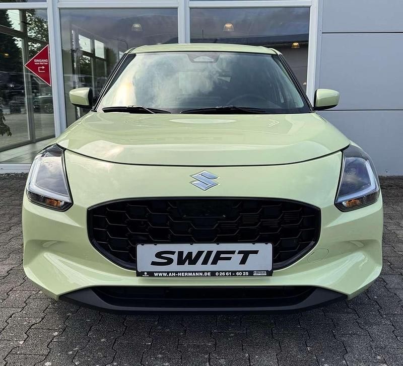 Neu Suzuki Swift Comfort 83 PS (61 kW) 2025 Cool yellow metallic Kleinwagen