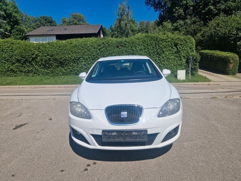 Weiß Gebraucht 2011 Seat Leon Reference Limousine | 2.999 € (Fairer Preis) - Bild 1/4