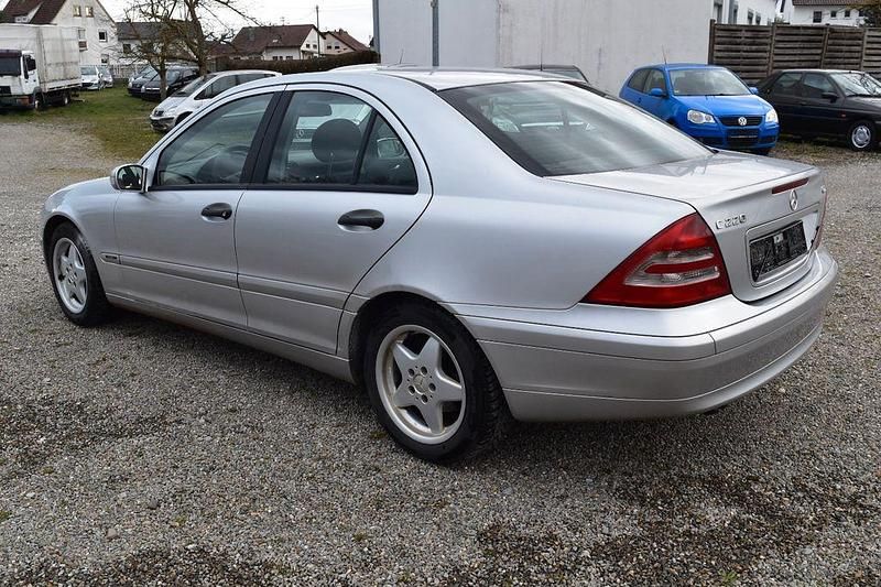 Gebraucht Mercedes C220 Classic 143 PS (105 kW) 2003 Silber Limousine
