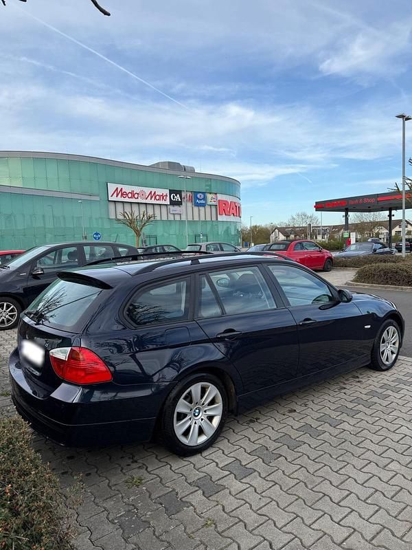 Gebraucht BMW 320 163 PS (119 kW) 2007 Blau Kombi