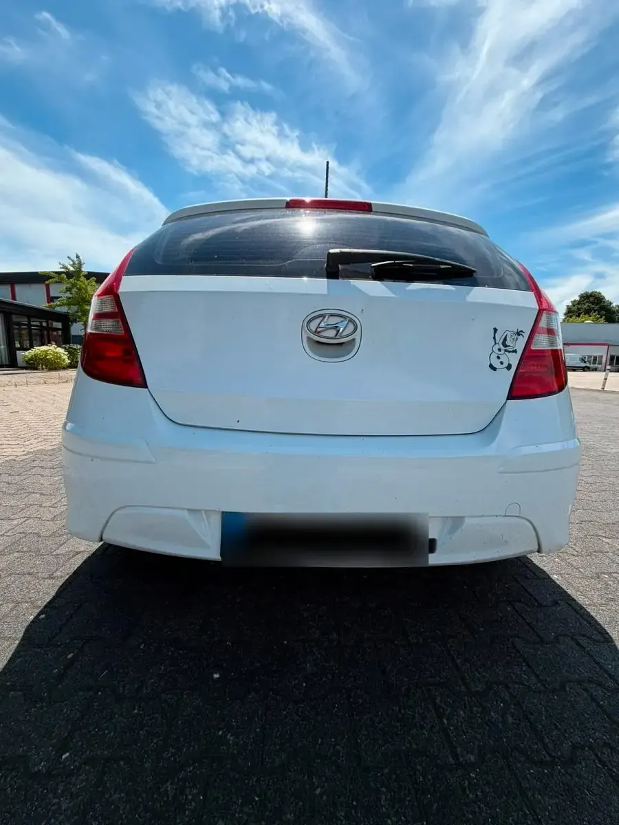 Gebraucht Hyundai i30 101 PS (74 kW) 2011 Weiß Kleinwagen