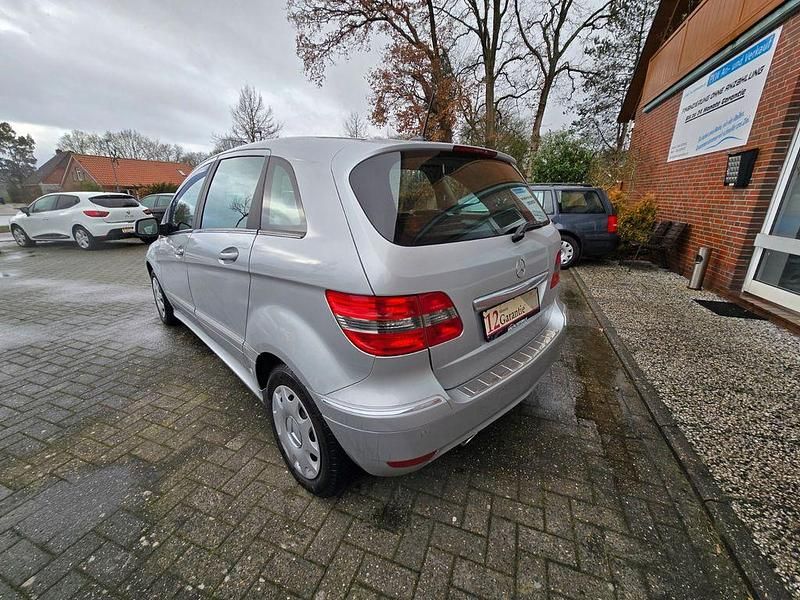 Gebraucht Mercedes B180 116 PS (85 kW) 2011 Silber Van / Kleinbus