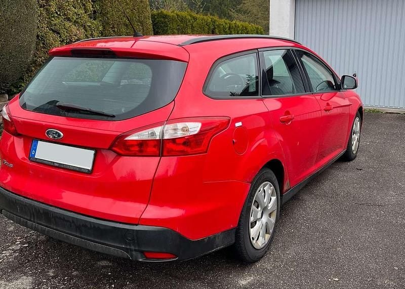 Gebraucht Ford Focus Trend 95 PS (69 kW) 2011 Rot Kombi