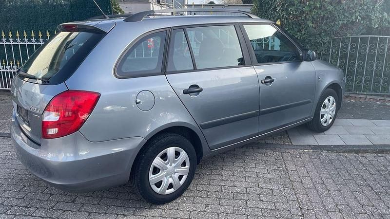 Gebraucht Skoda Fabia Ambiente 69 PS (50 kW) 2012 Grau Limousine