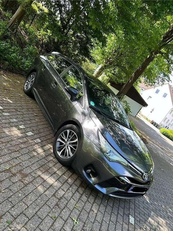Grau Gebraucht 2016 Toyota Avensis Edition-S Kombi | 8.300 € (Guter Preis) - Bild 1/4
