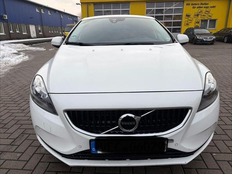 Weiß Gebraucht 2017 Volvo V40 Momentum Limousine | 7.999 € (Fairer Preis) - Bild 1/4