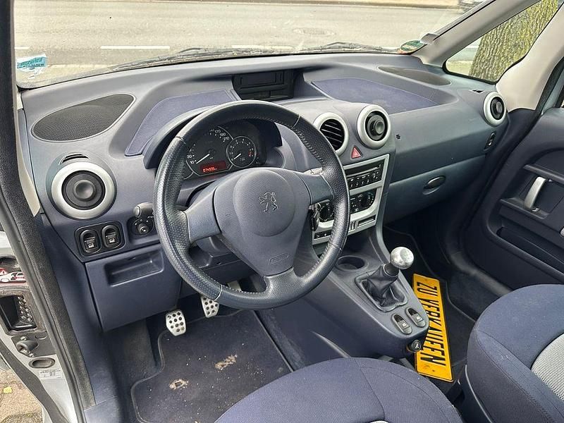 Grau Gebraucht 2005 Peugeot 1007 Premium Van / Kleinbus | 2.700 € (Fairer Preis) - Bild 1/4