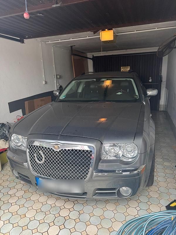 Grau Gebraucht 2010 Chrysler 300C Kombi | 11.490 € - Bild 1/4