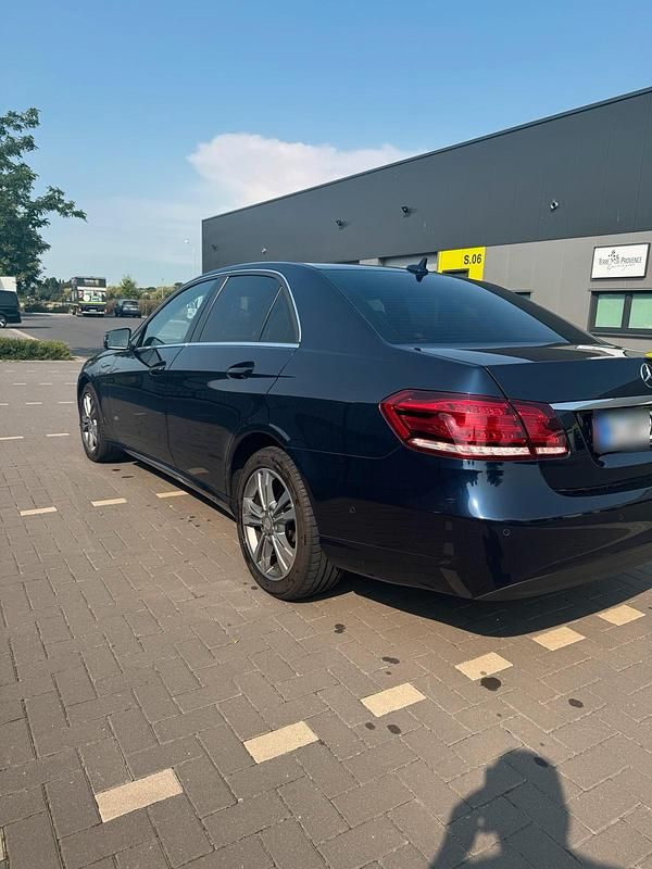 Gebraucht Mercedes E200 136 PS (100 kW) 2015 Blau Limousine