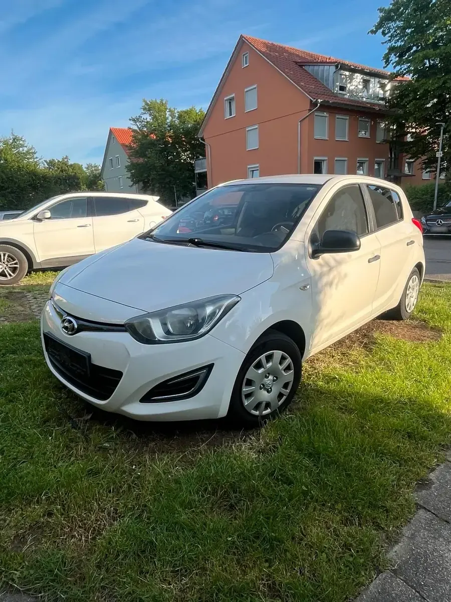 Gebraucht Hyundai i20 86 PS (63 kW) 2013 Weiß Kleinwagen