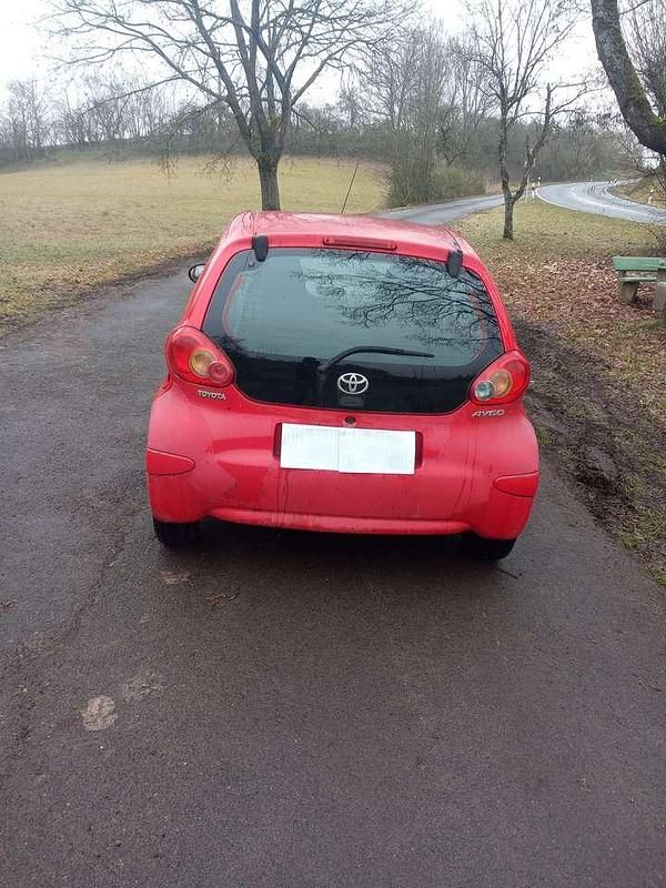 Gebraucht Toyota Aygo 68 PS (50 kW) 2006 Rot Kleinwagen