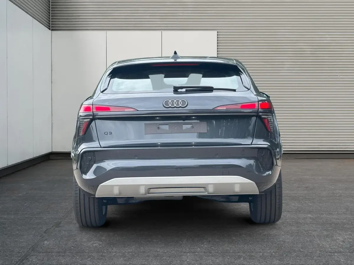 Neu Audi Q3 Sportback Basis 150 PS (110 kW) 2026 Tamboragrau metallic SUV