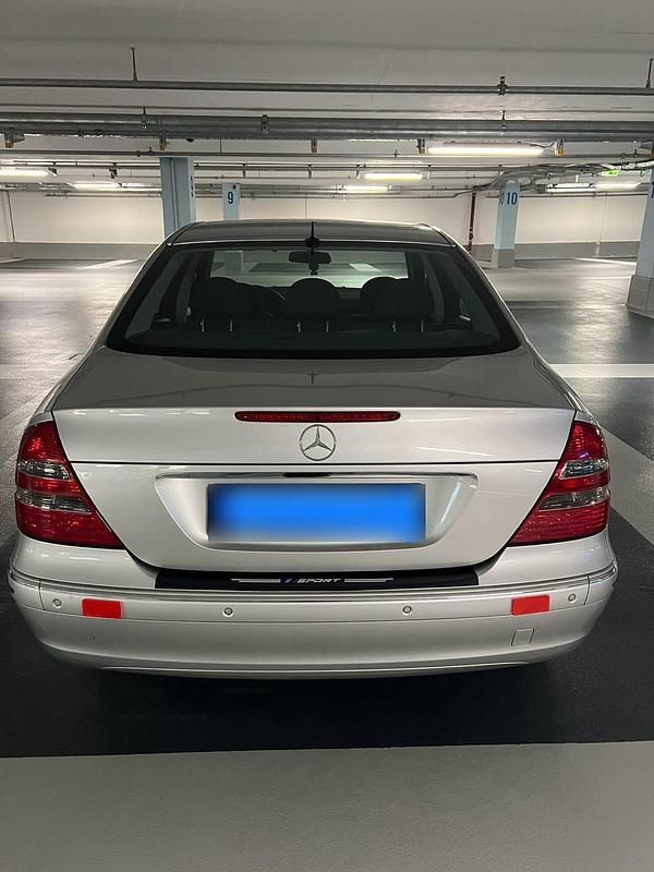 Second-hand Mercedes E200 163 CP (119 kW) 2003 Argintiu Berlinǎ