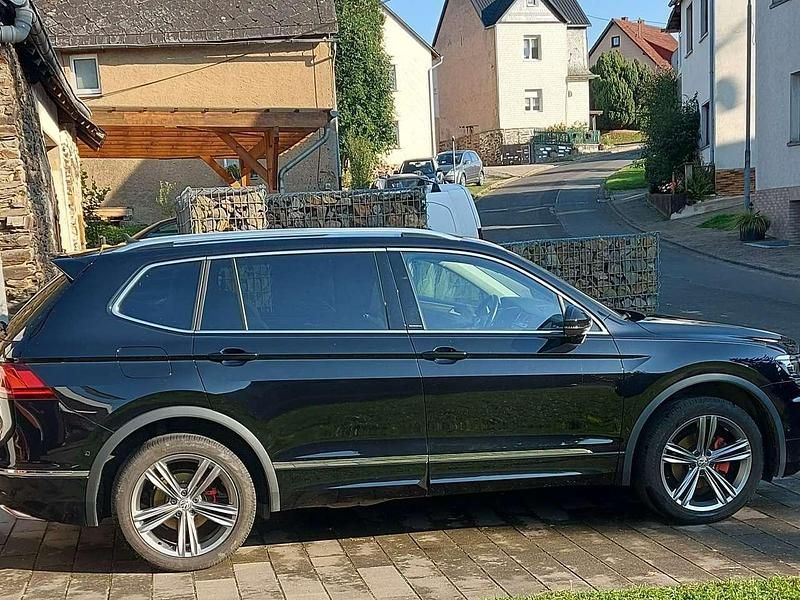 Schwarz Gebraucht 2019 VW Tiguan Allspace IQ Drive SUV | 25.200 € (Fairer Preis) - Bild 1/4