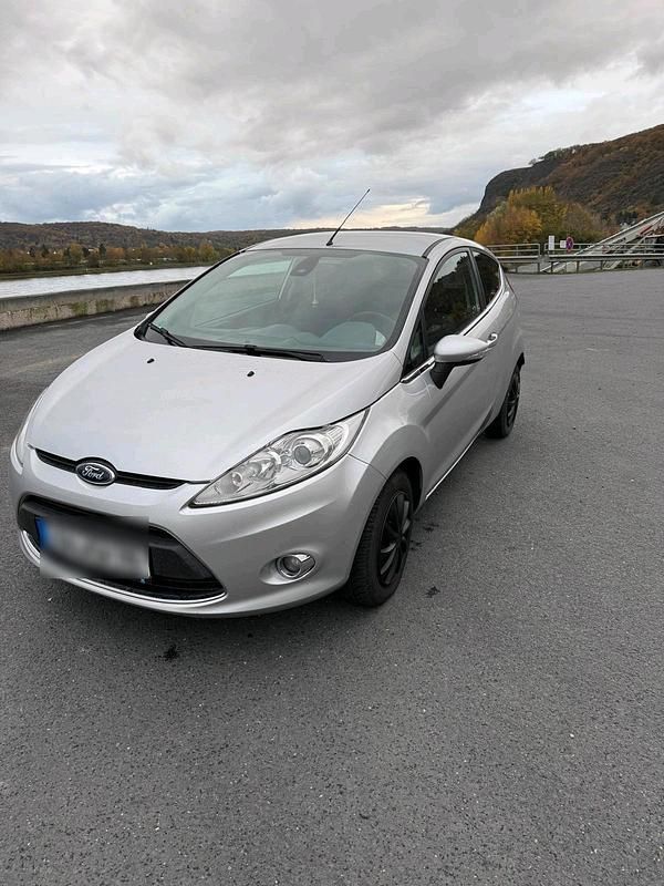 Silber Gebraucht 2011 Ford Fiesta Kleinwagen | 3.950 € (Fairer Preis) - Bild 1/4