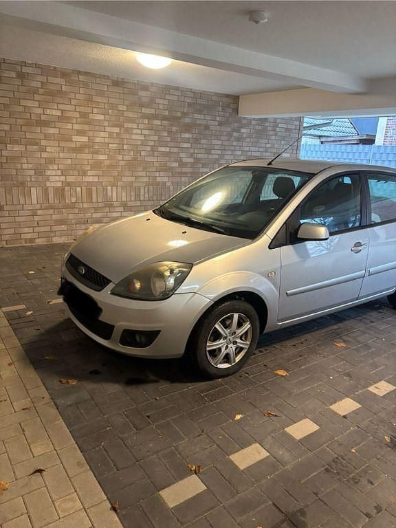 Silber Gebraucht 2008 Ford Fiesta Ambiente Limousine | 2.300 € (Fairer Preis) - Bild 1/4