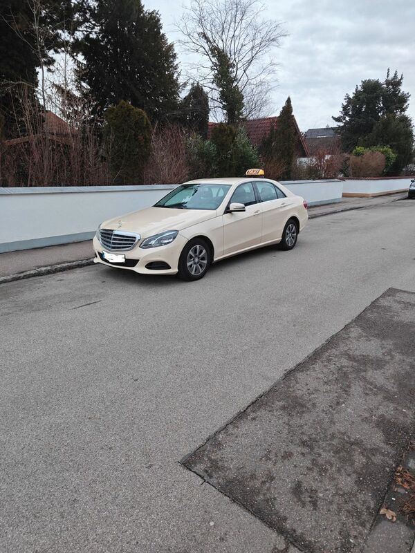 Gelb Gebraucht 2014 Mercedes E200 Avantgarde Limousine | 8.500 € - Bild 1/4