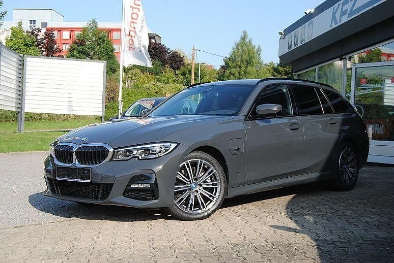 Grau Gebraucht 2022 BMW 320e M Sport Kombi | 29.490 € (Etwas zu teuer) - Bild 1/4