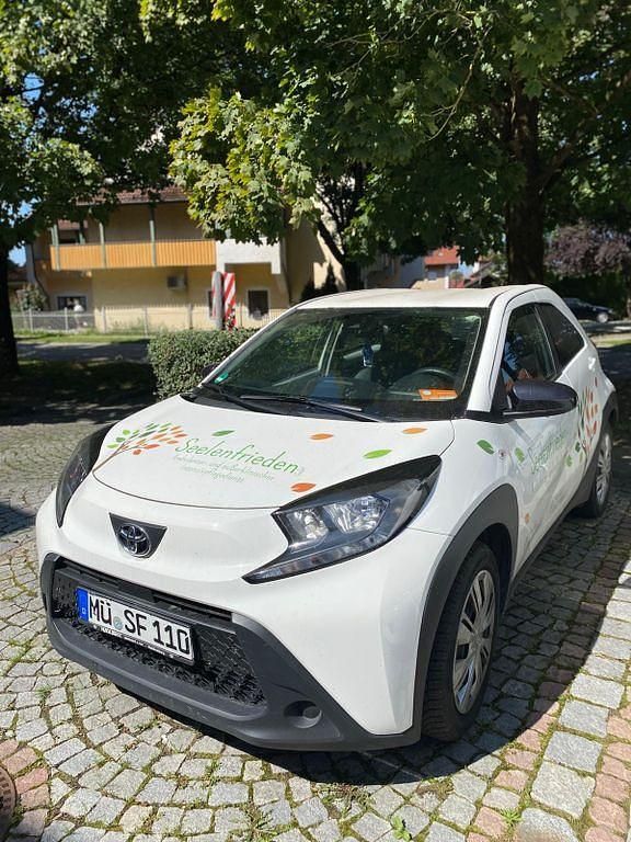 Weiß Gebraucht 2022 Toyota Aygo Play Kleinwagen | 10.990 € - Bild 1/4
